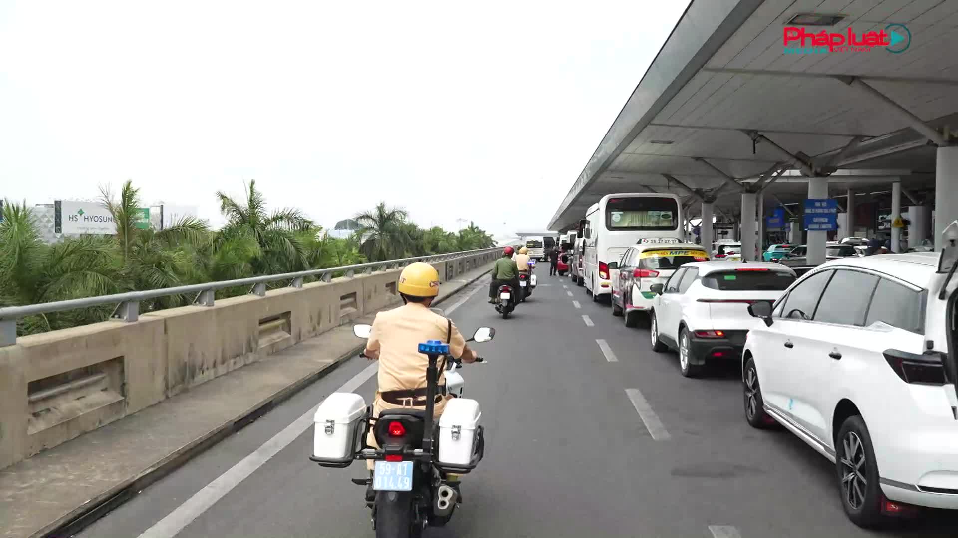 Siết chặt trật tự giao thông tại Sân bay Tân Sơn Nhất, nhiều tài xế bị xử phạt vì dừng, đỗ sai quy định