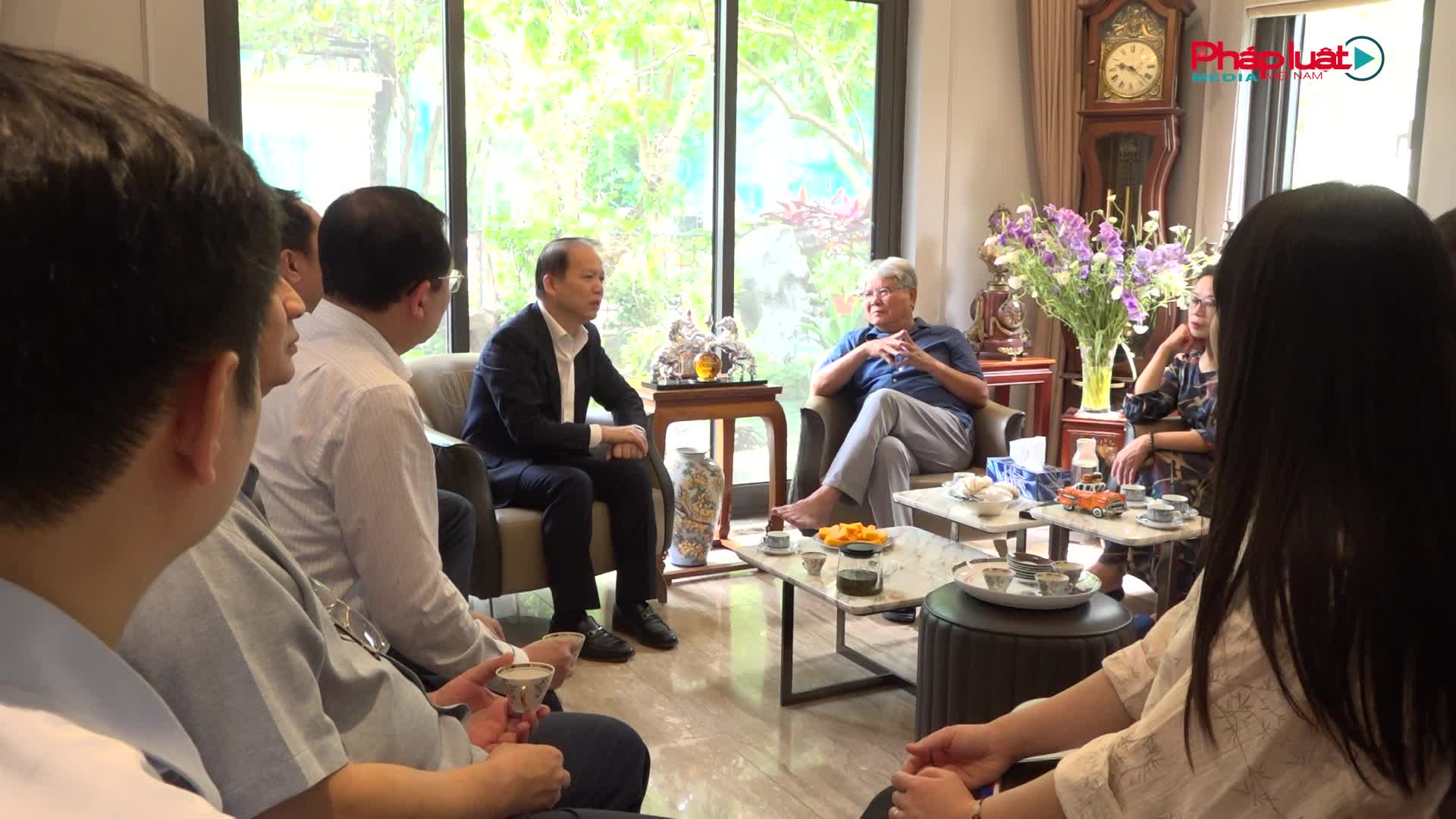 Bộ trưởng Bộ Tư pháp Hoàng Thanh Tùng thăm hỏi các đồng chí nguyên lãnh đạo Bộ qua các thời kỳ