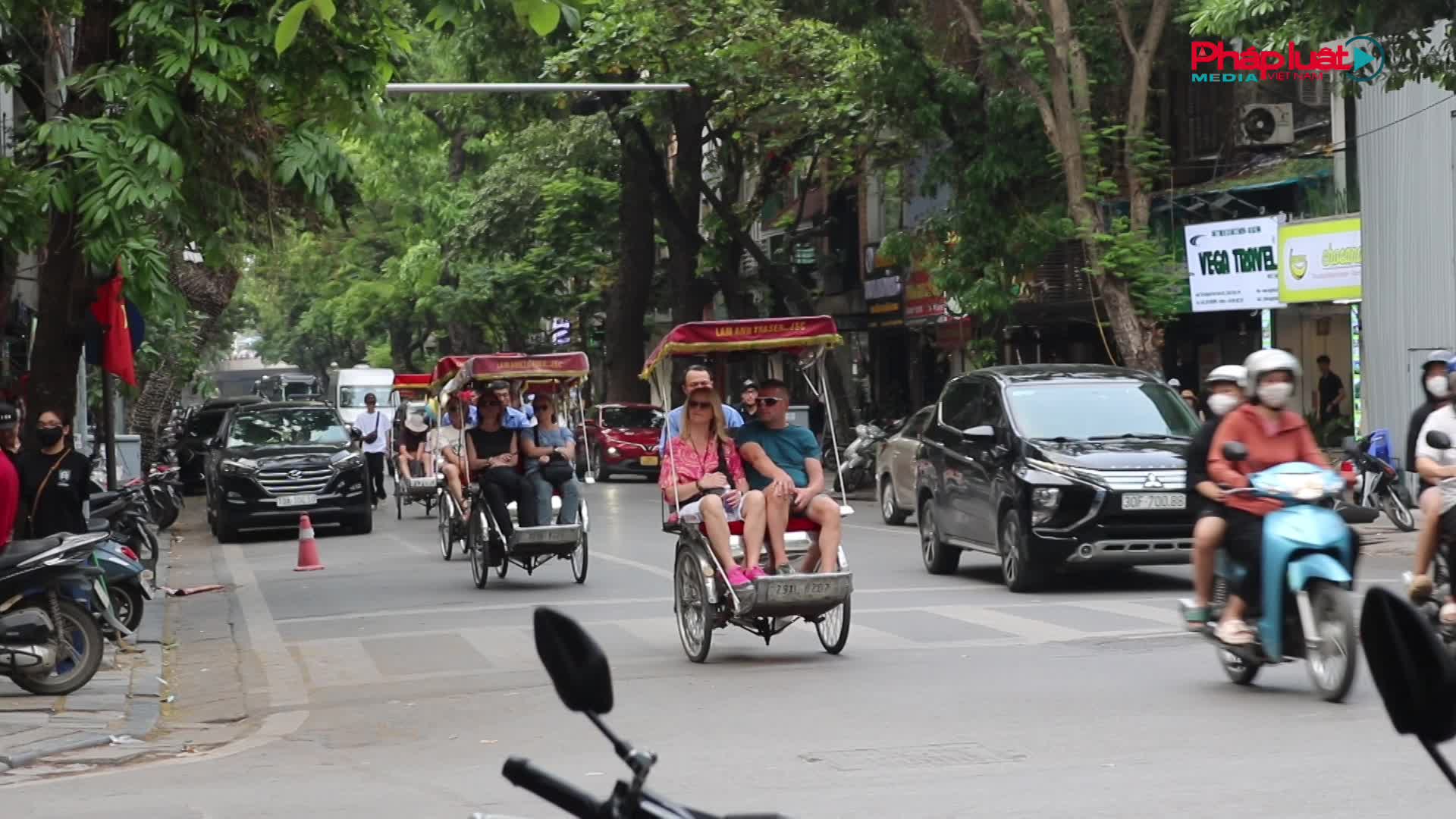 Du khách quốc tế thích thú trải nghiệm không khí nghỉ lễ tại Hà Nội
