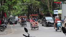 Du khách quốc tế thích thú trải nghiệm không khí nghỉ lễ tại Hà Nội