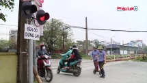 Tuyên truyền chấp hành biển báo, giao thông đường sắt.