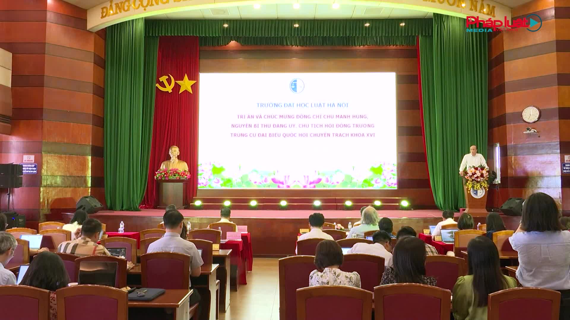 Trường Đại học Luật Hà Nội tri ân đồng chí Chu Mạnh Hùng và bàn giao công tác Bí thư Đảng uỷ