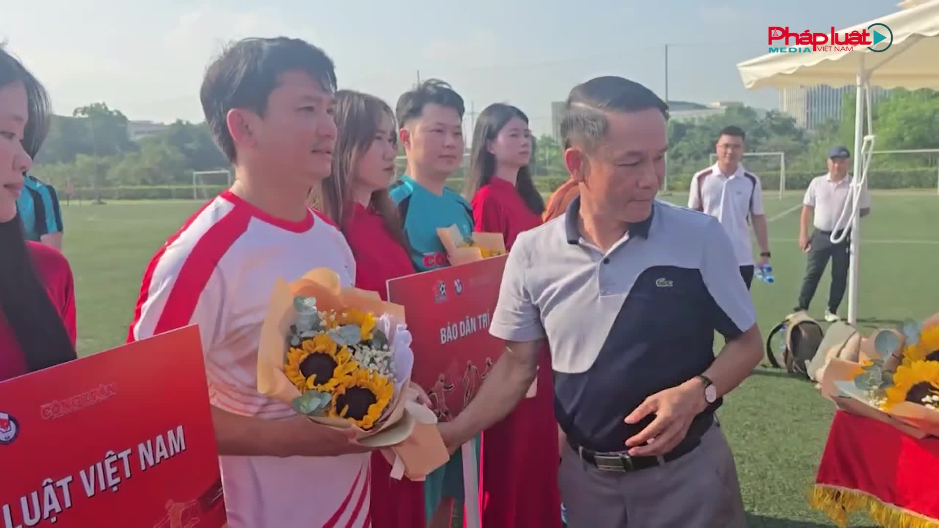 Đội bóng báo Pháp luật Việt Nam vượt qua vòng loại trực tiếp vào tứ kết