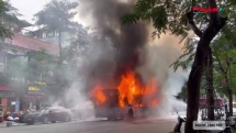 Hà Nội: Xe bus bất ngờ bốc cháy khi đang chở hành khách