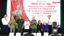 Bộ trưởng Hoàng Thanh Tùng thăm, tặng quà các gia đình chính sách ở Nghệ An