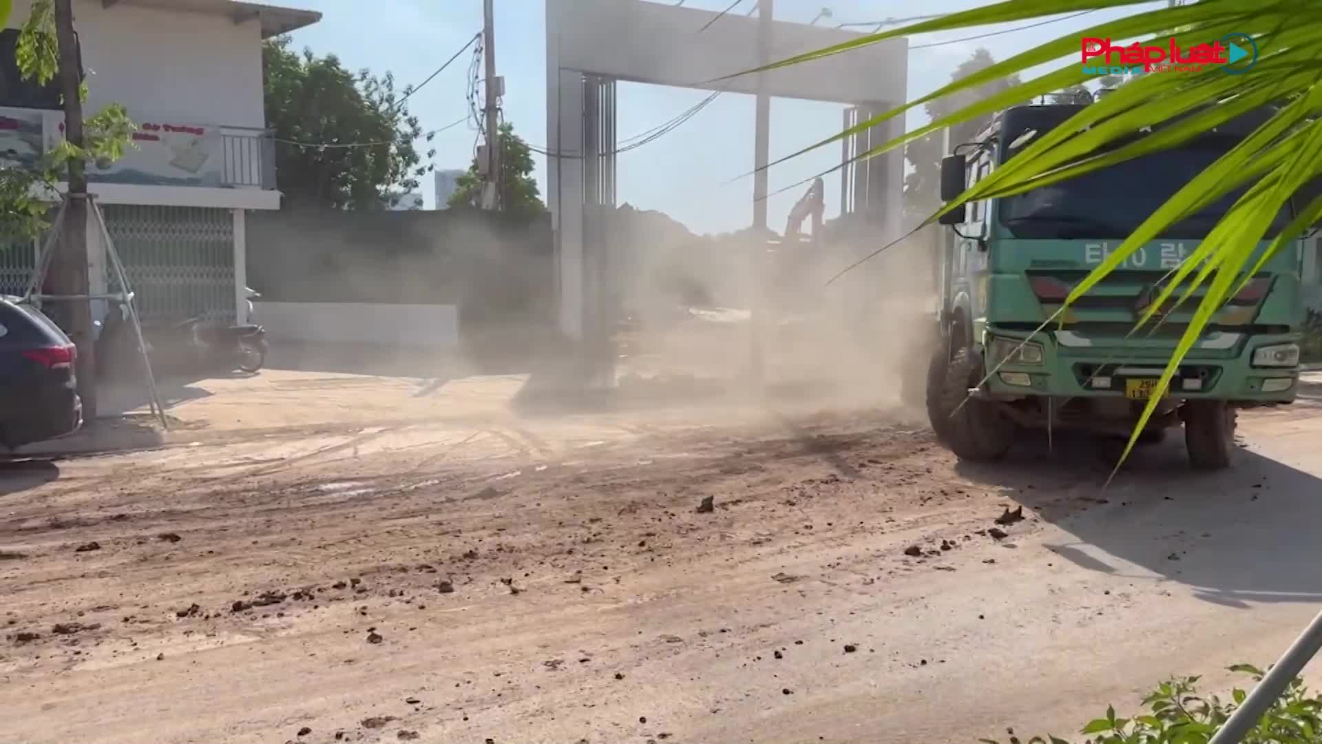 Hà Nội: Ngột ngạt vì ô nhiễm bụi bẩn từ việc đổ đất vào dự án nhà tang lễ Thanh Xuân